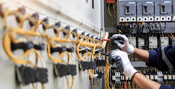 Professional Electrician technician working in Laurens, IA
